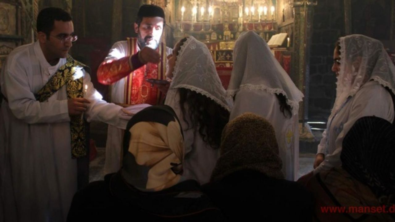 Diyarbakır'daki Hristiyanlar Noel Bayramını Kürtçe ilahilerle karşıladı