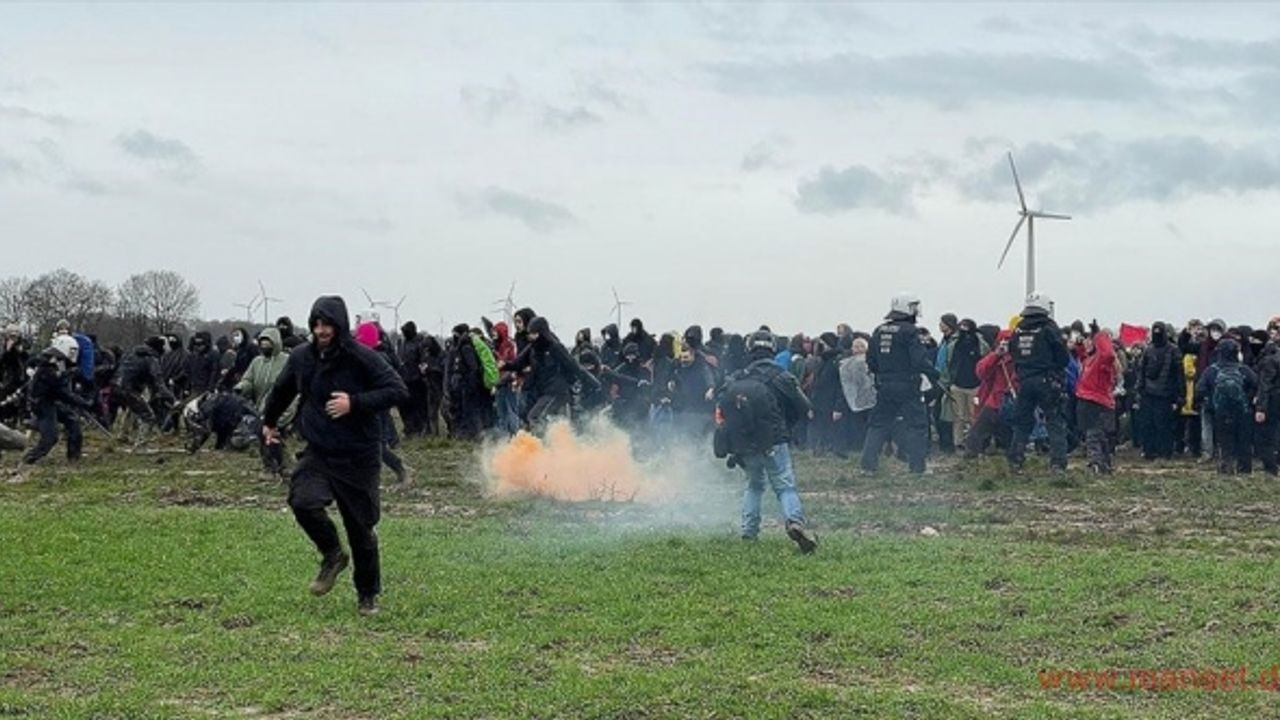 Almanya'da “linyit köyü“ çevresinde yaklaşık 35 bin çevreci eylem yaptı
