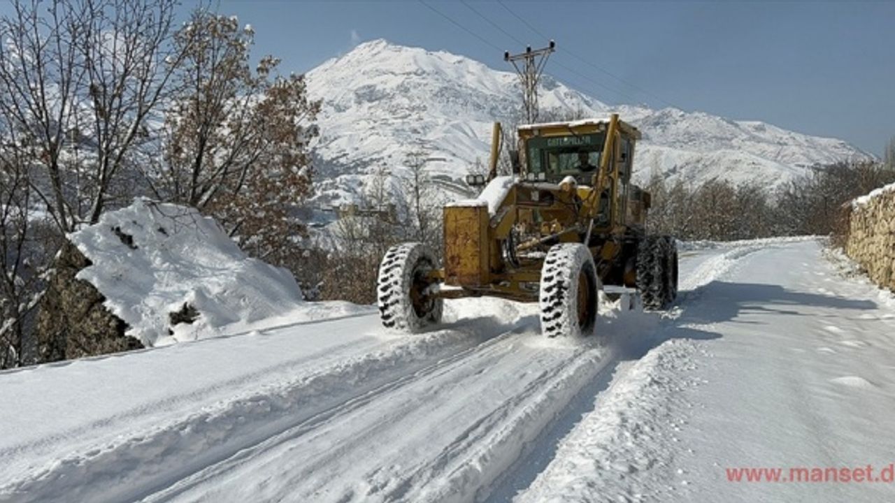 Hakkari'de kardan kapanan 43 yerleşim biriminin yolu açıldı
