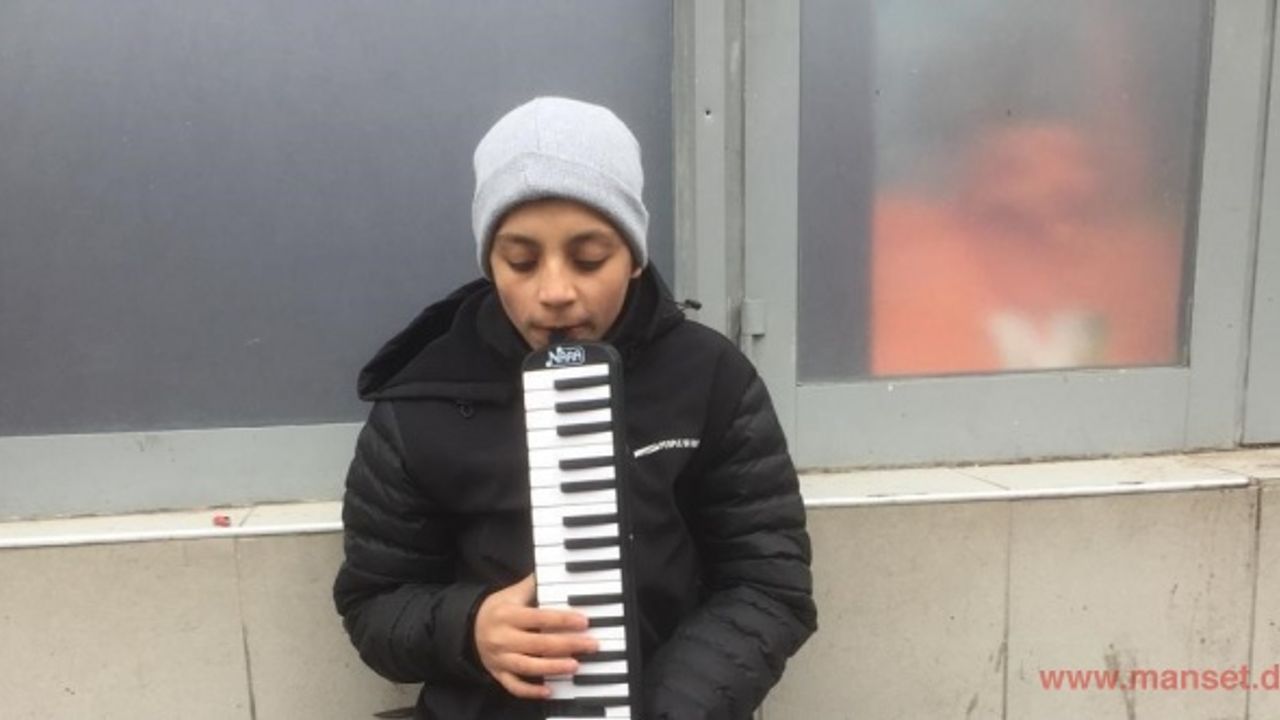 Okul masraflarını karşılayabilmek için sokaklarda melodika çalıyor