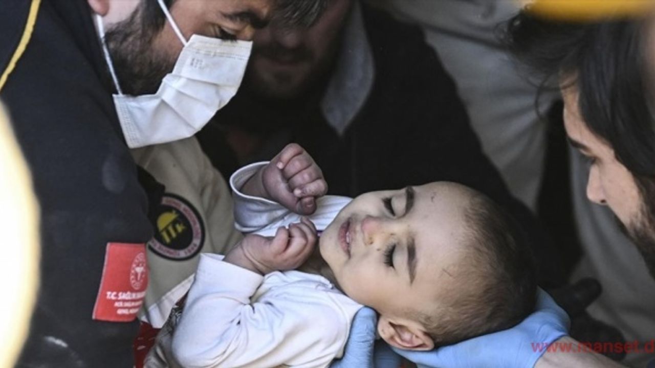 Antakya'da depremin 133. saatinde bir bebek enkazdan kurtarıldı