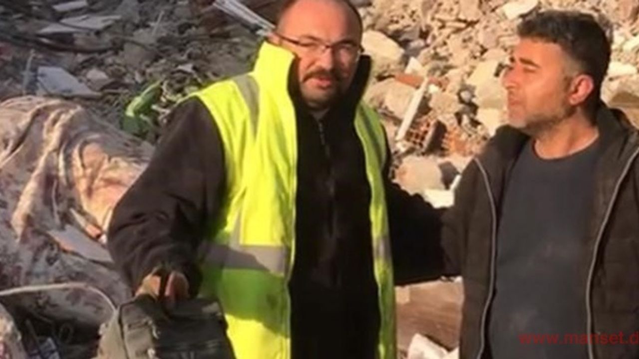 Enkazdan bulduğu 500 bin TL’lik altın dolu çantayı sahibine teslim etti