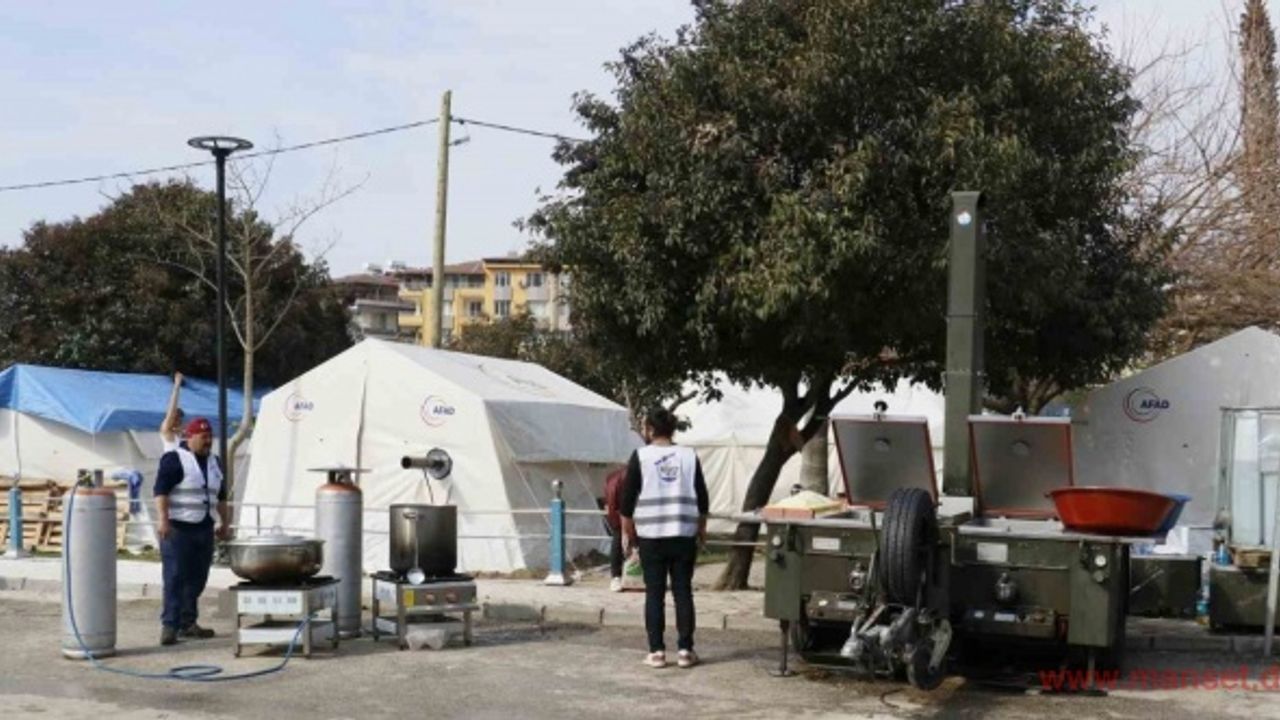Gurbetçi mobil mutfakla bin 500 kişiye yemek çıkarıyor