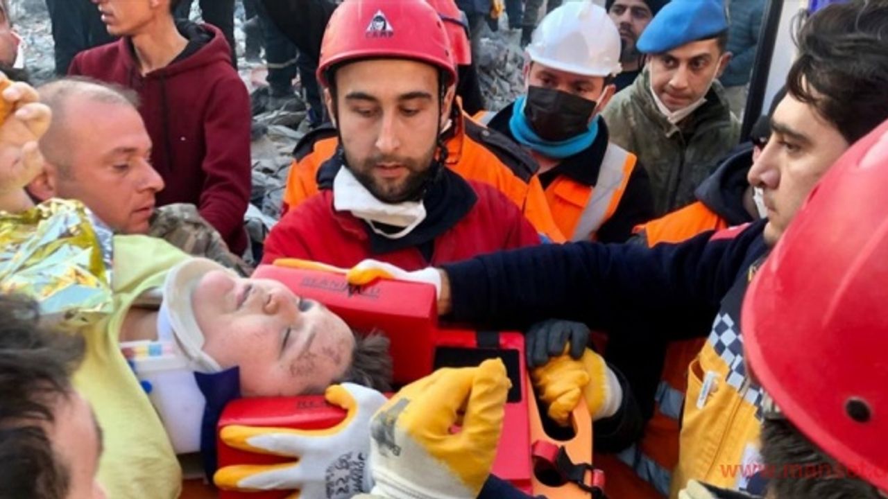 Hatay'da depremin 182'nci saatinde 12 yaşında bir çocuk enkazdan kurtarıldı
