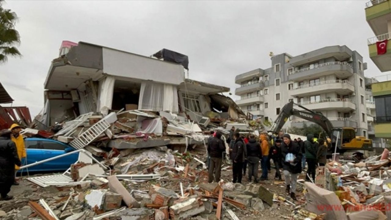 Hatay'da yıkılan binalarda arama kurtarma çalışması devam ediyor