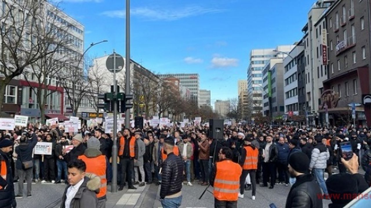 İsveç'te Kur'an-Kerim'in yakılması Hamburg'da protesto edildi