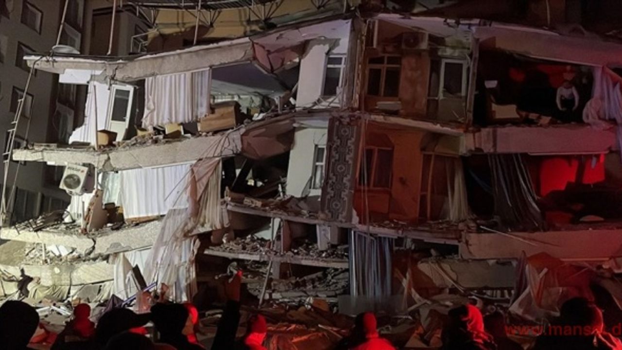 Kahramanmaraş'ta 7,4 büyüklüğünde, Gaziantep'te 6,4 ve 6,5 büyüklüğünde iki deprem meydana geldi