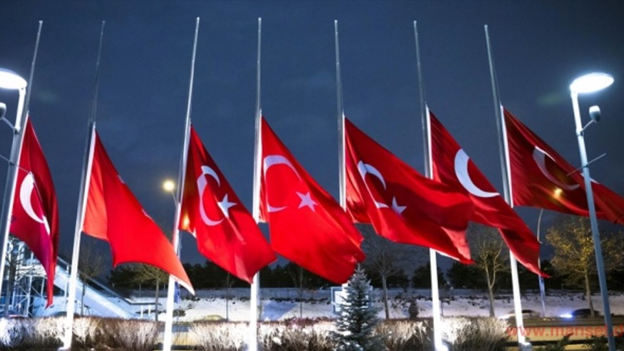 Milli yas ilanının ardından tüm Türkiye'de bayraklar yarıya indirildi