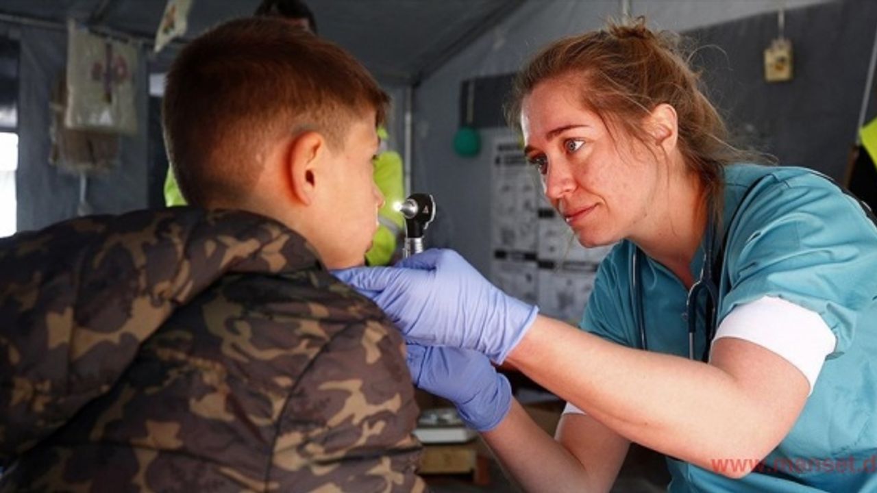 Belçikalılar kurdukları sahra hastanesinde depremzedelerin yaralarını sarıyor