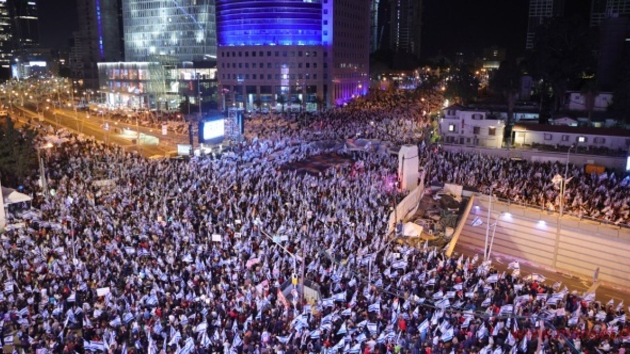 İsrail’de Savunma Bakanı’nın görevden alınmasının ardından sokaklar karıştı