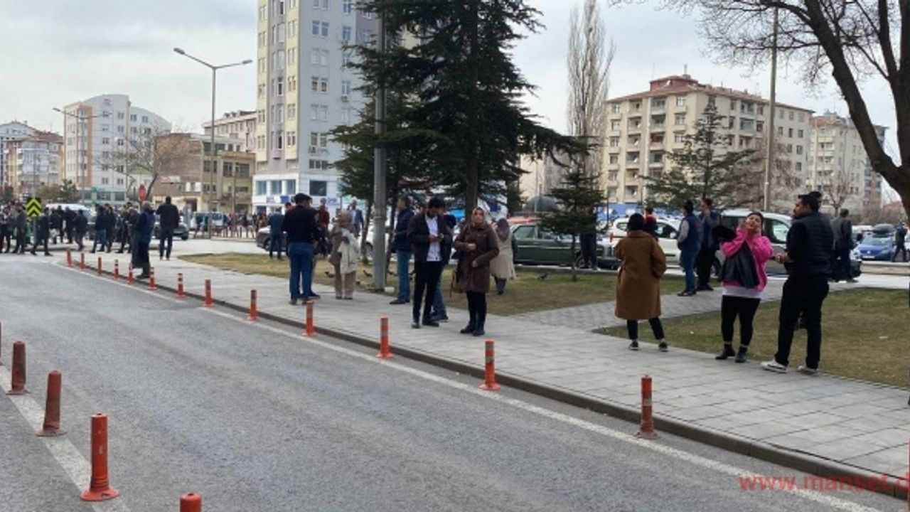 Kayseri 4.7 büyüklüğündeki depremle sallandı, vatandaşlar sokağa döküldü