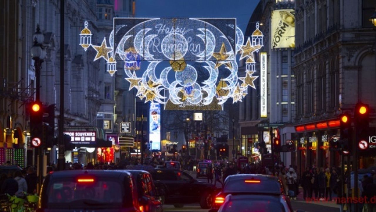 Londra'nın ünlü caddesi ilk kez ramazan dolayısıyla özel olarak aydınlatıldı