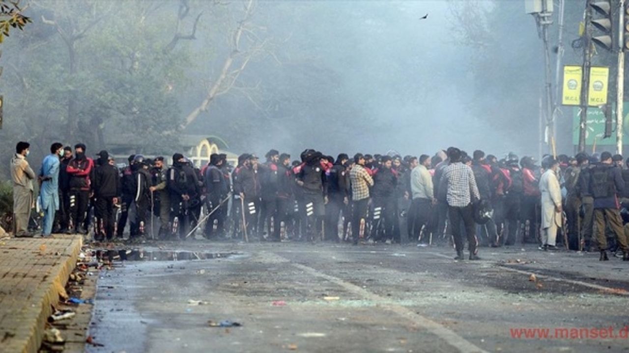 Pakistan'da İmran Han taraftarları ile polis arasındaki çatışmalar sürüyor