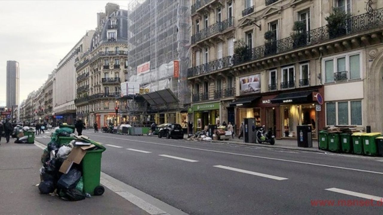 Paris sokaklarında çöp yığınları gündelik hayatın bir parçası haline geldi