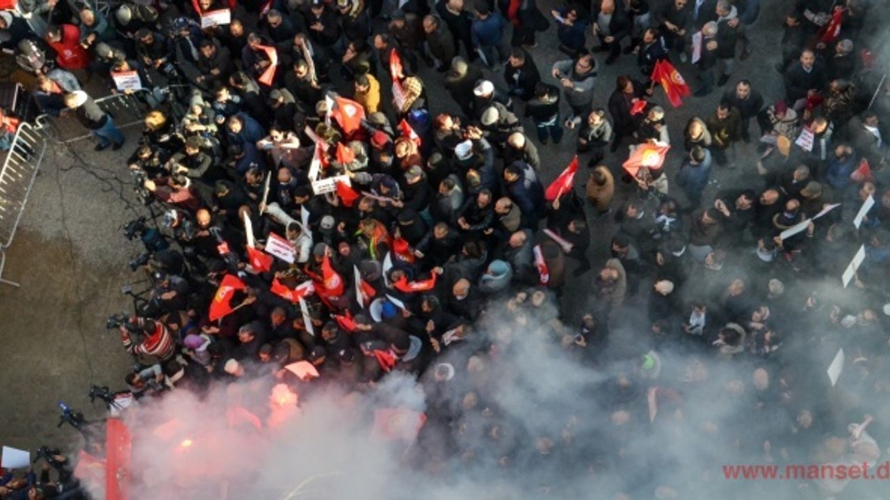 Tunus’ta binlerce göstericiden hükümet karşıtı protesto
