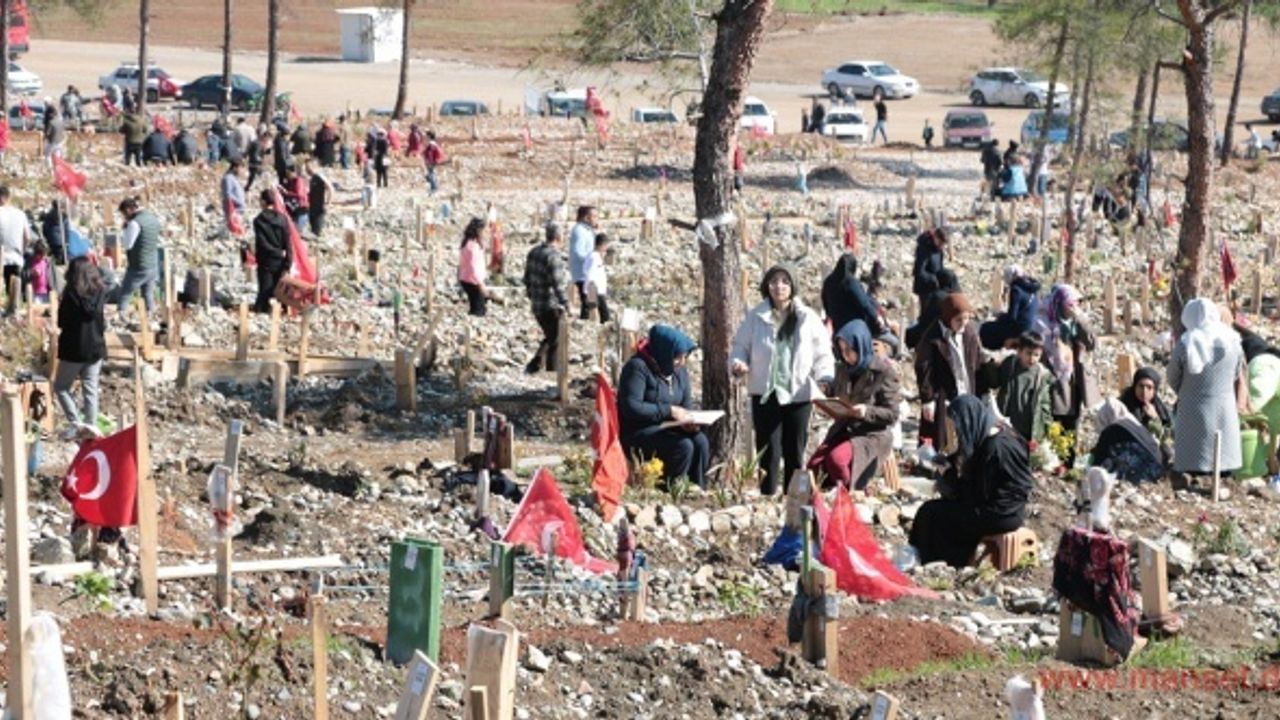 Depremin merkez üssünde mezarlıklarda  duygu dolu bayram ziyareti