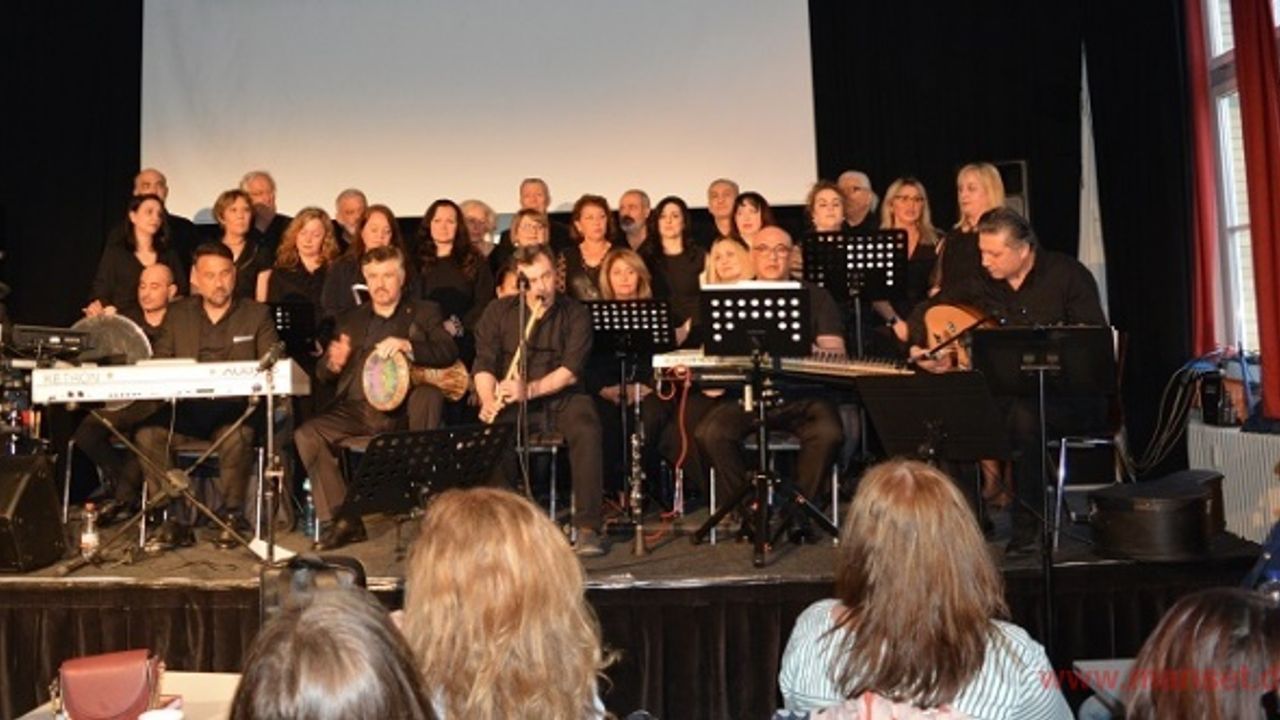 Menekşe Korosunun Deprem Dayanışma Konserinde birlikte söylenip birlikte hüzünlenildi