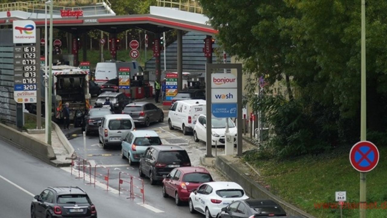 Paris ve çevresindeki akaryakıt istasyonlarının yüzde 40'ında benzin sıkıntısı yaşanıyor