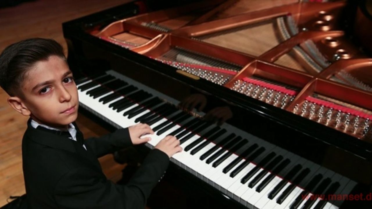 Piyanonun 11 yaşındaki Türk yeteneği Uluslararası Mozart Yarışması'nda birincilik kazandı