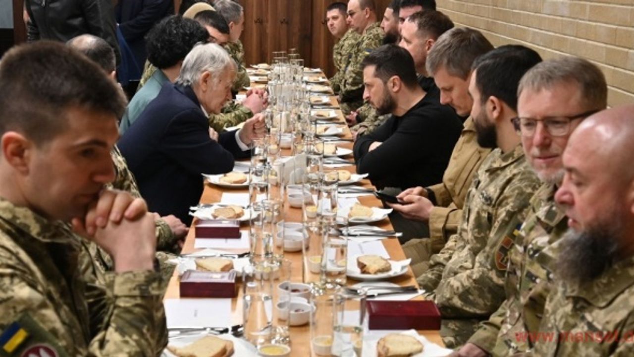 Zelenskiy, Ukrayna ordusundaki Müslüman askerlerle iftar yaptı