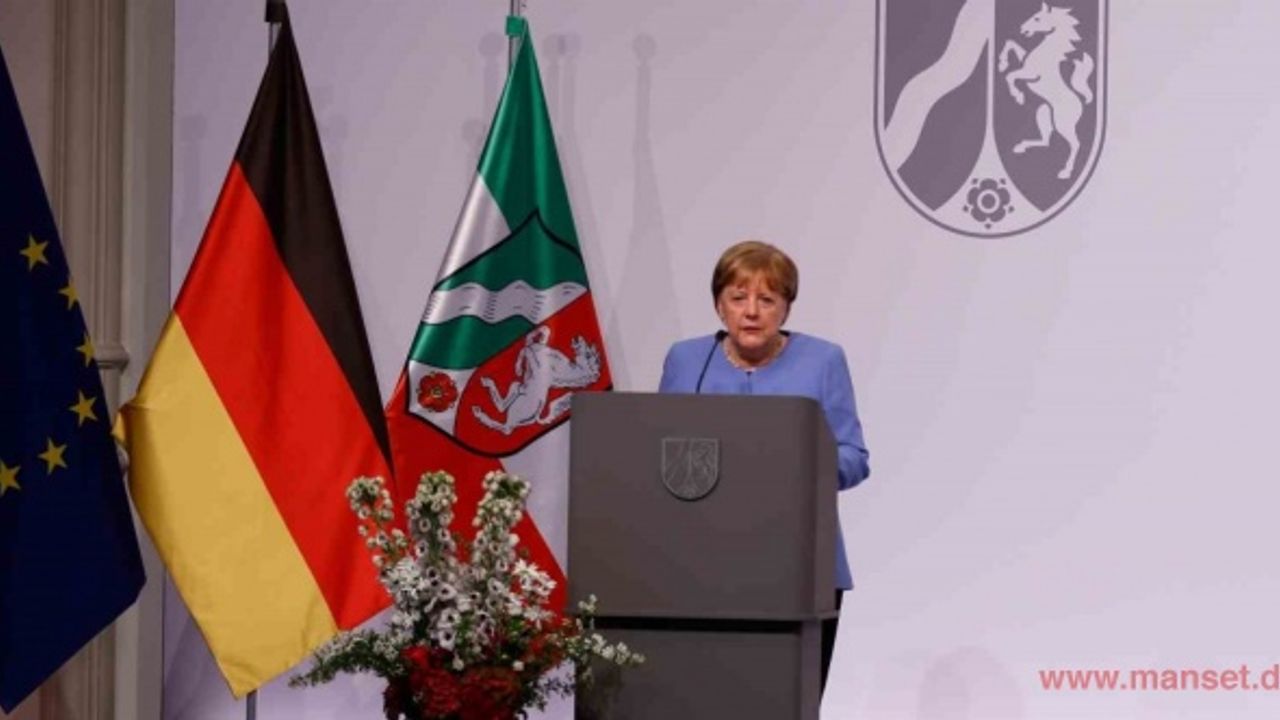 Almanya’nın eski Başbakanı Merkel devlet ödülü ile onurlandırıldı