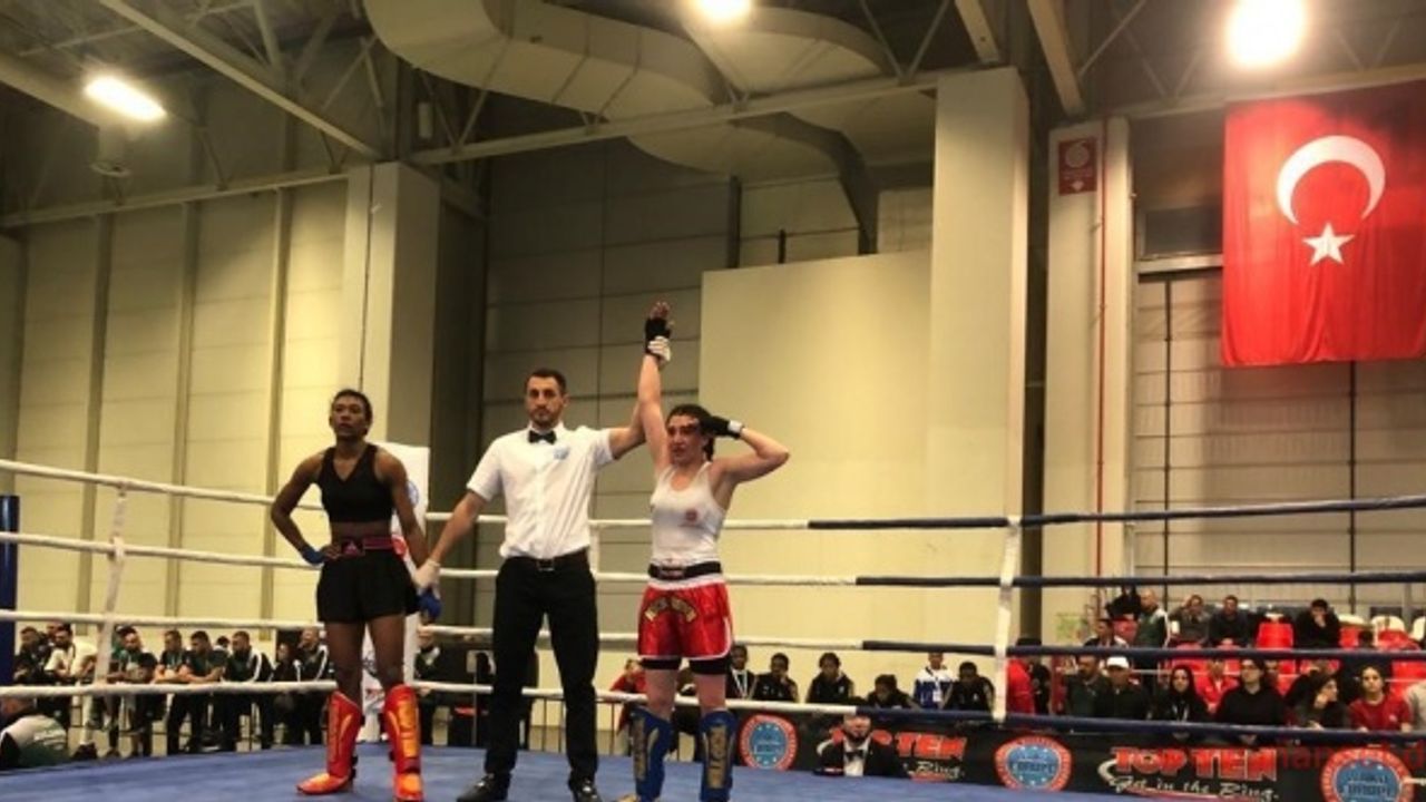 Kick boks yapamaz diyenlere aldırmayan kız çocuğu Dünya şampiyonu oldu