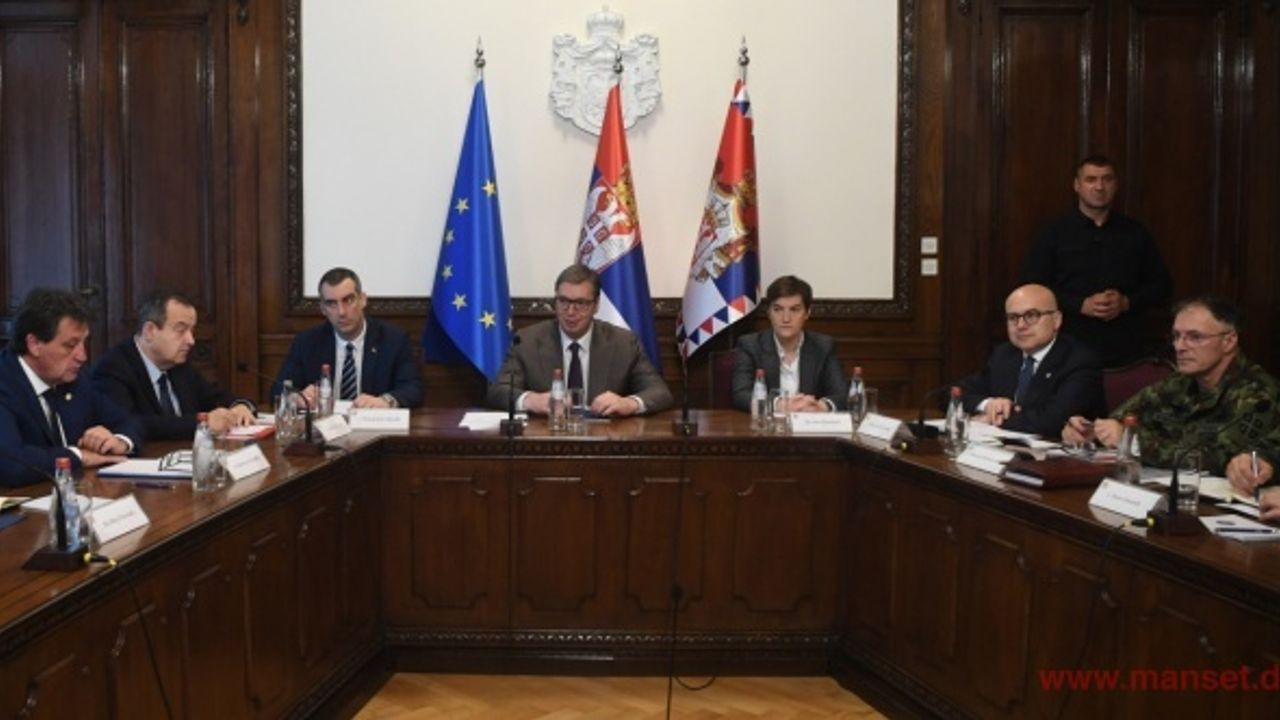 Sırbistan ordusu Kosova sınırında konuşlanıyor