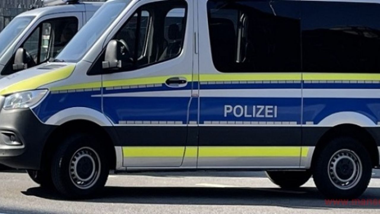 Almanya’da polis ve göstericiler arasında arbede