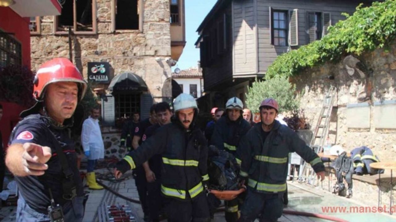 Antalya’da otel yangınında 2 turist hayatını kaybetti
