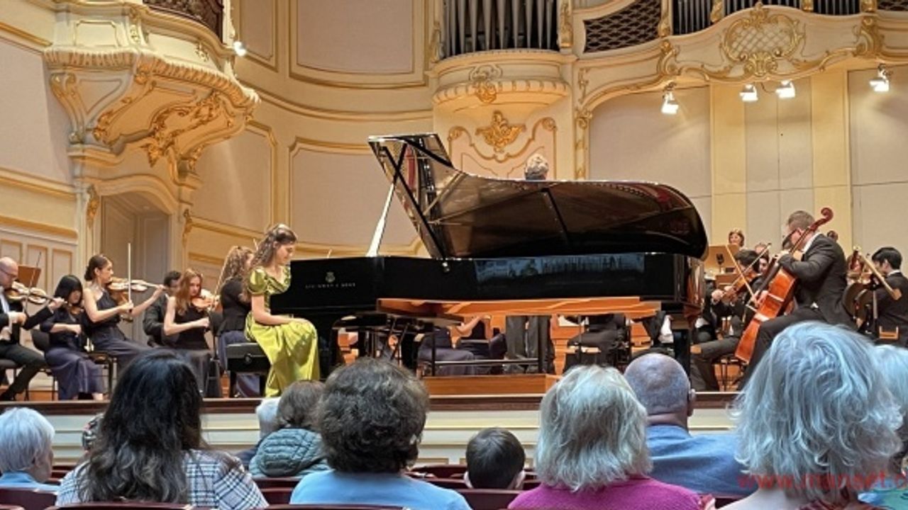 14 yaşındaki piyanist İlyun Bürkev’den Hamburg’da muhteşem konser