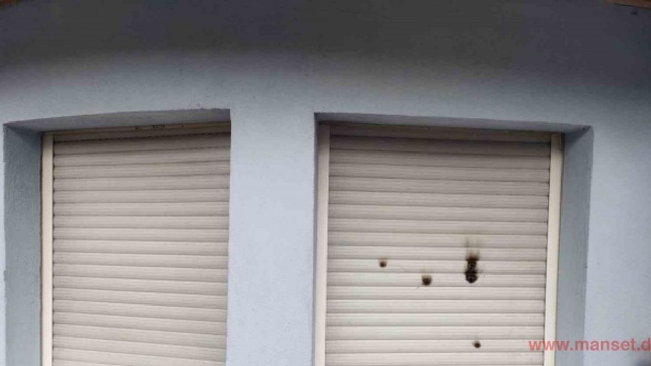 Almanya’da camiye çirkin saldırı: Caminin kapısına gamalı haç çizdiler