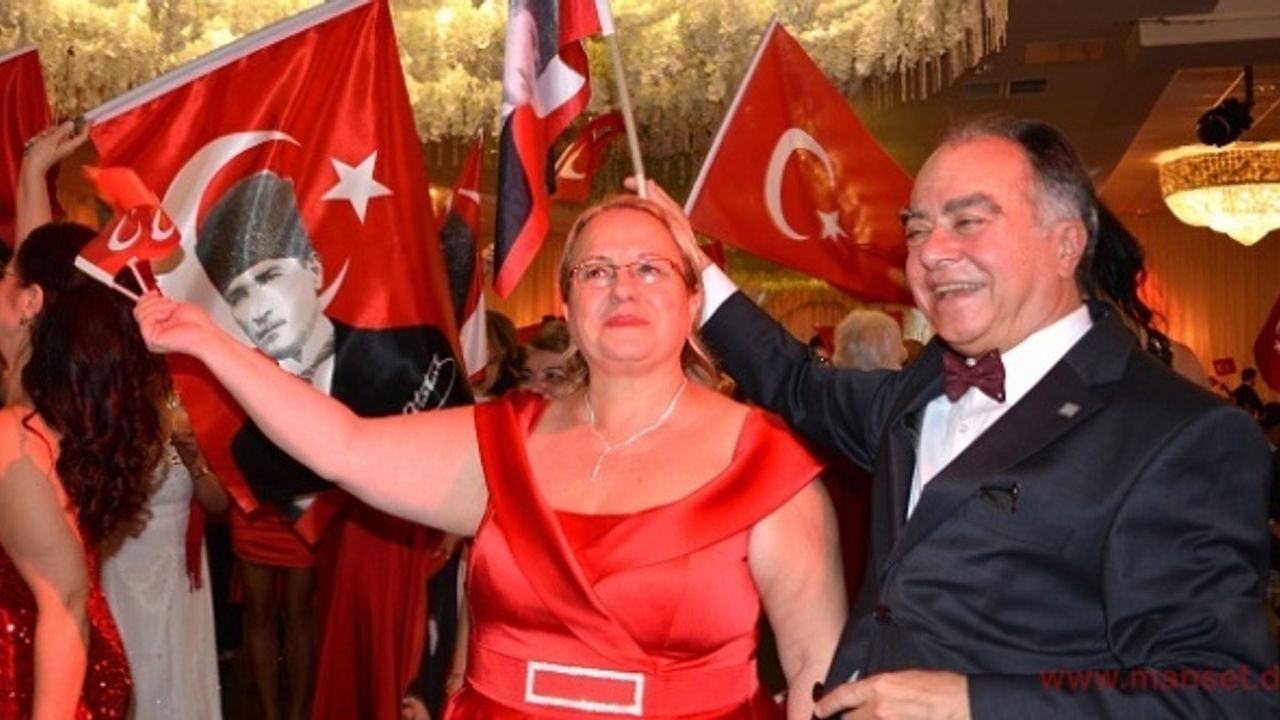 Atatürkçü Düşünce Derneğinin Cumhuriyet Balosunda coşku doruklara ulaştı