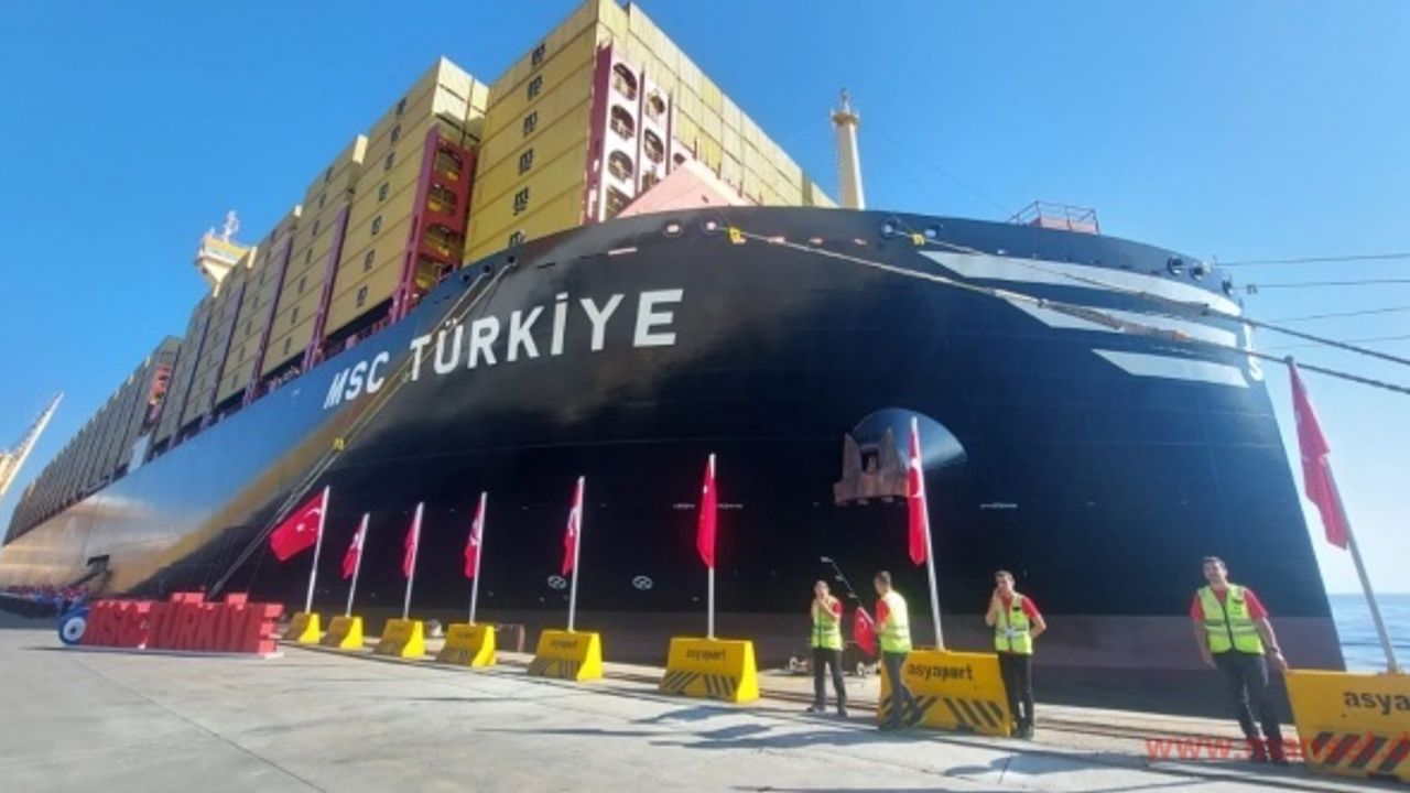 Dünyanın en büyük konteyner gemisine ’Türkiye’ adı verildi
