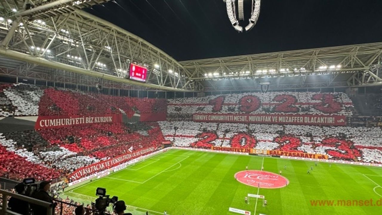 Galatasaray taraftarından Cumhuriyet’in 100. yılına özel koreografi