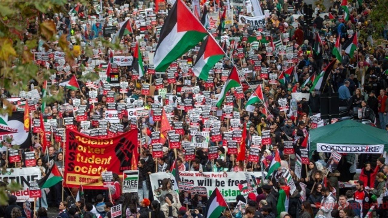 Londra’da binlerce kişi Filistin’e destek için bir kez daha yürüdü