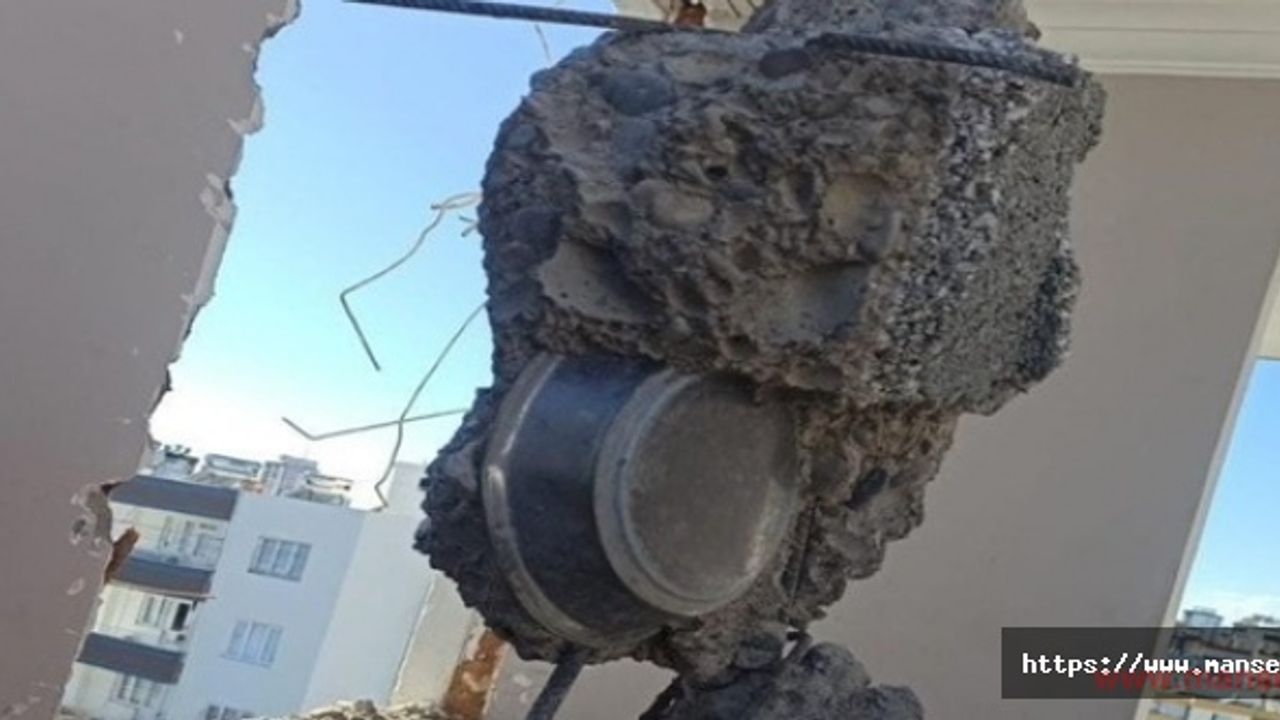 Ağır hasarlı binanın beton bağlama noktasından tepsi çıktı