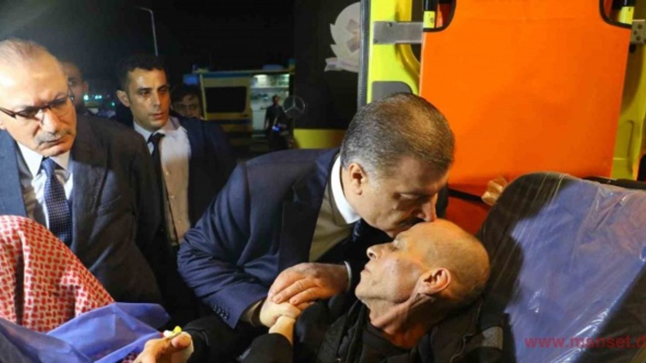 Bakan Koca, Türkiye’ye getirilen Gazzeli hastalarla yakından ilgilendi