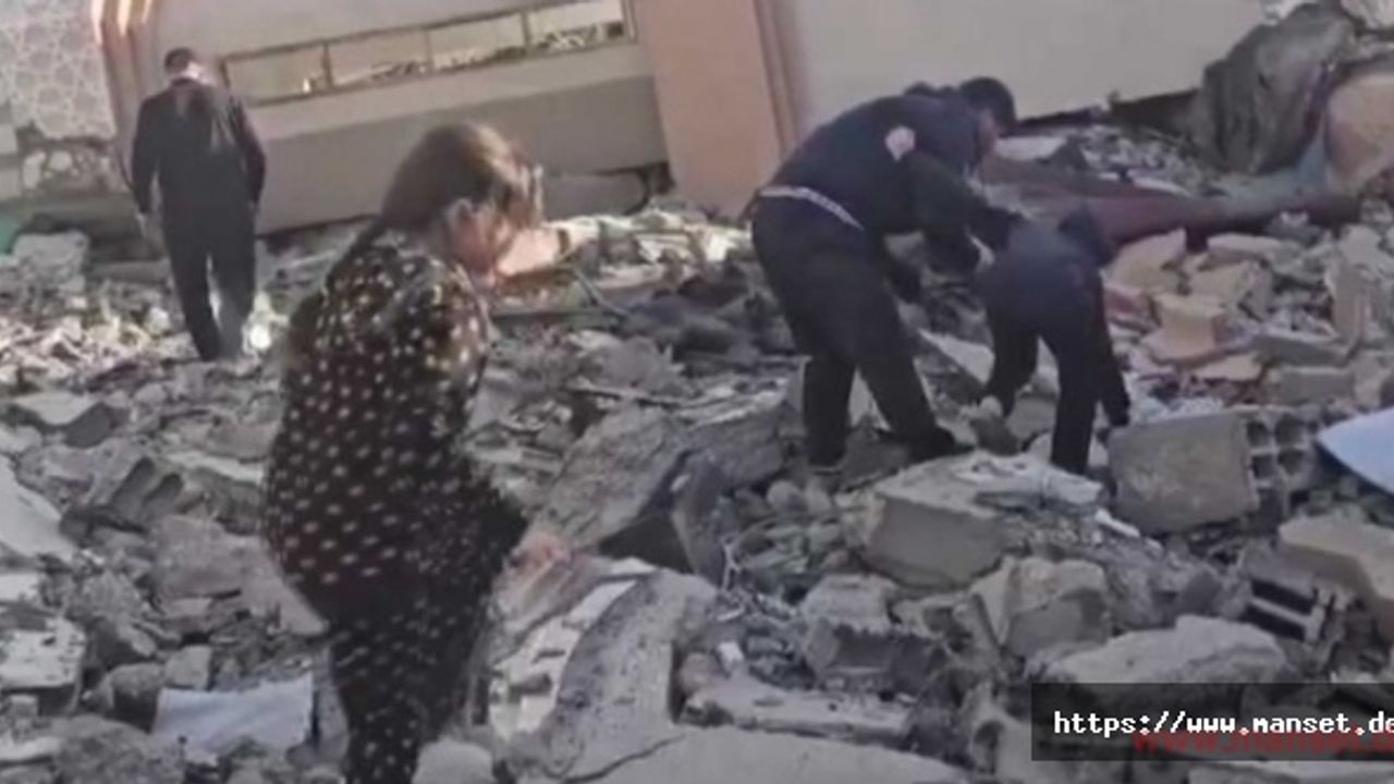 Gazze’de çocuklar cami enkazından Kur’an sayfalarını topluyor