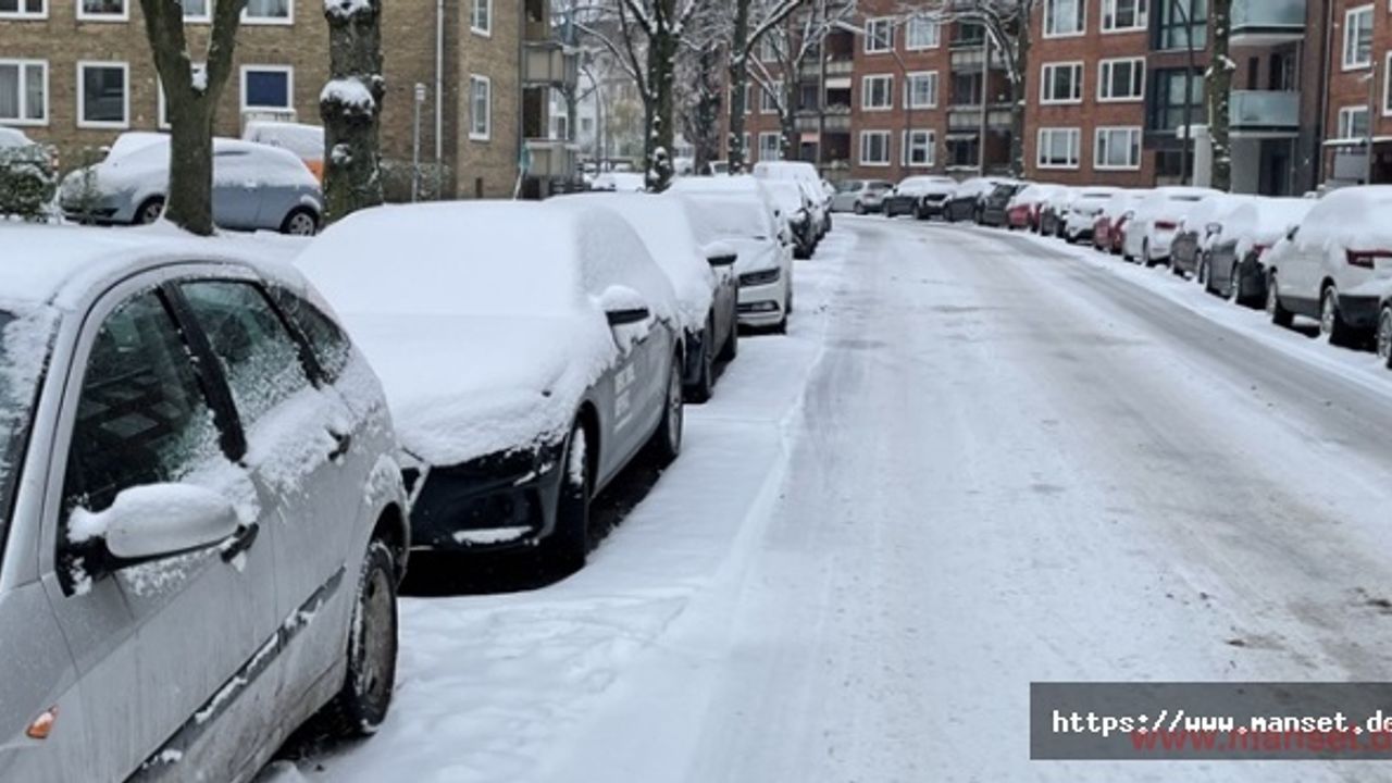 Hamburg’da yoğun kar yağışından sonra  yolların temizlenmesinde noksanlık