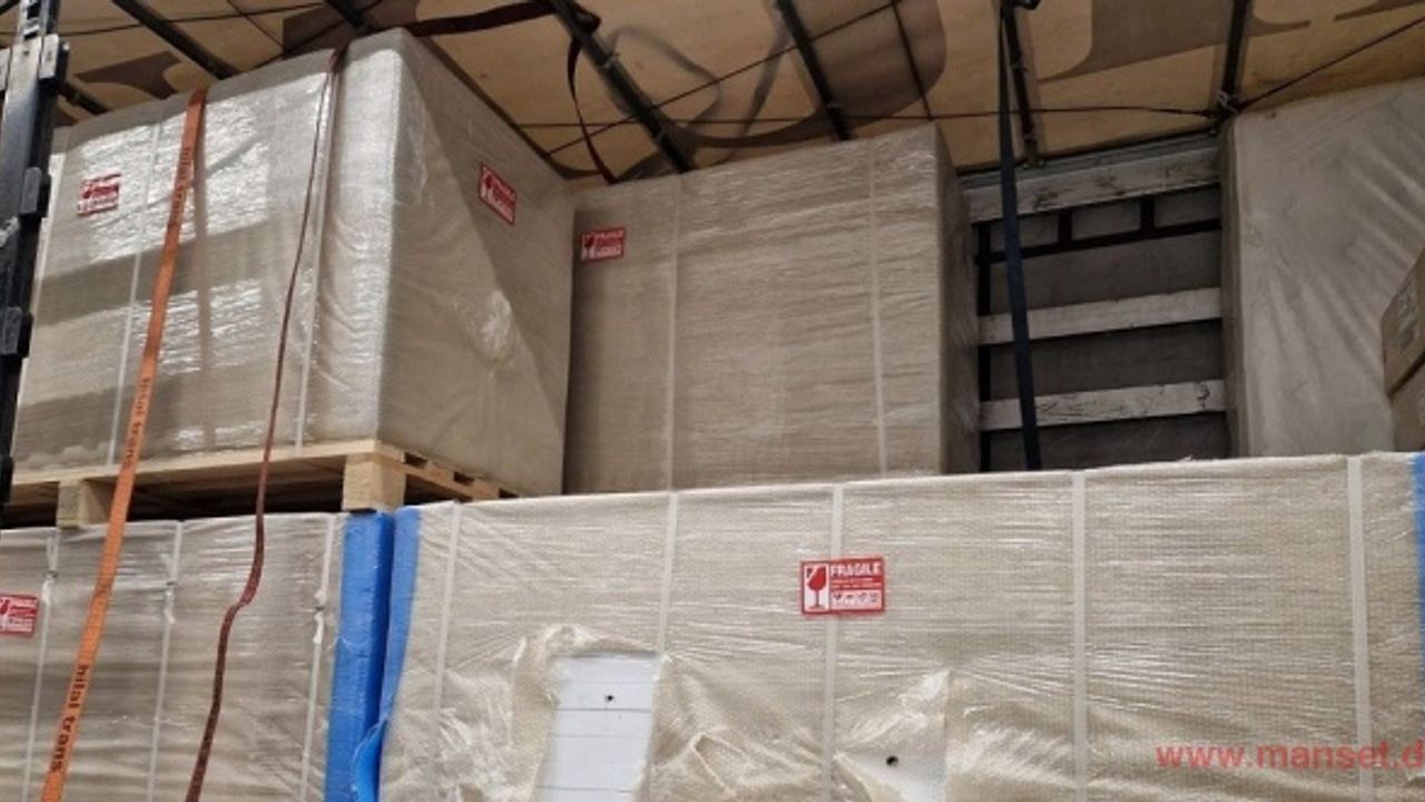 Gümrükte bir tırda 72 bin 700 kutu kaçak sigara yakalandı