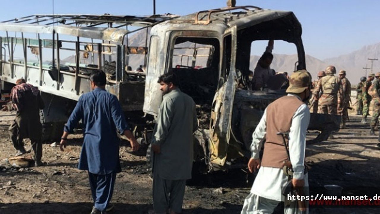 Pakistan’da polis aracına bombalı saldırıda 6 polis öldü