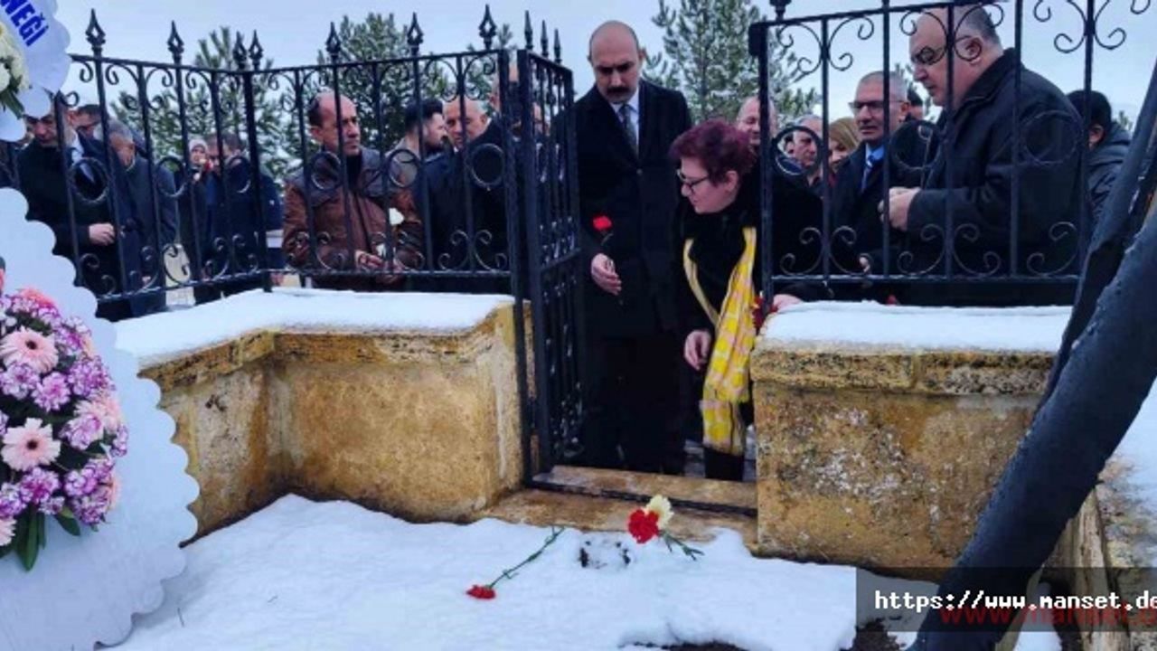 Dünyaca ünlü halk ozanı Aşık Veysel mezarı başında anıldı