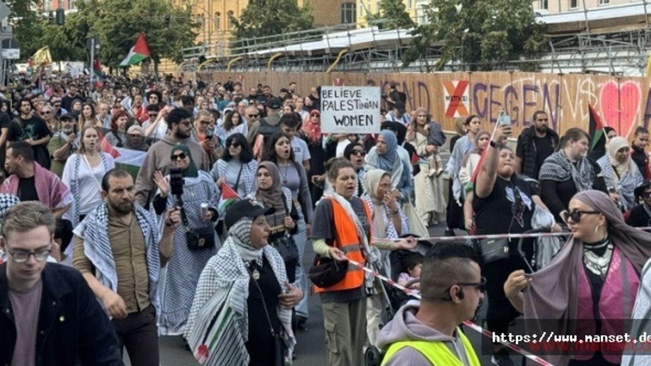 Berlin'deki Filistin'e destek yürüyüşünde göstericiler ile polis arasında arbede