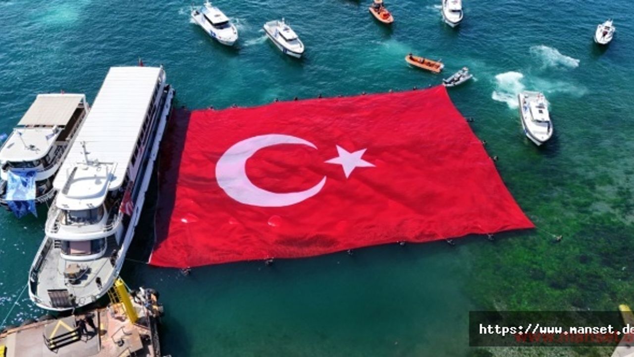 Denizcilik ve Kabotaj Bayramı’nda İstanbul Boğazı’nda dev Türk bayrağı açıldı