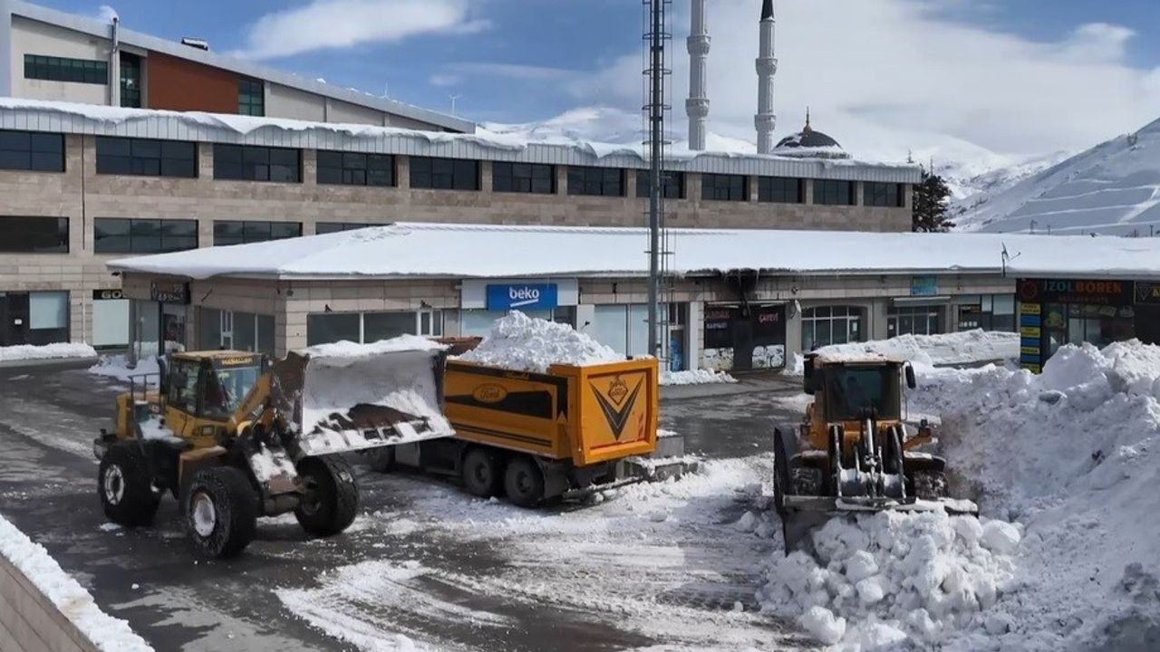 Bitlis’te kar yığınları kamyonlarla taşınıyor