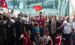 Sırbistan'da 3. kez dünya şampiyonu olan Taha Akgül, Ankara'da çiçeklerle karşılandı