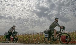 Almanya'dan yola çıkan iki çevrebilimci, doğanın önemine vurgu için pedal basıyor