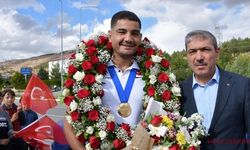 Dünya şampiyonu milli güreşçi Taha Akgül, memleketinde çiçeklerle karşılandı