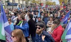 Fransa'da hayat pahalılığını protesto için binlerce kişi sokaklara döküldü