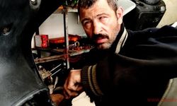 Gözleri görmüyor, hissederek 20 yıldır motosiklet tamir ediyor